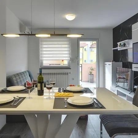 Apartment Black & White *
